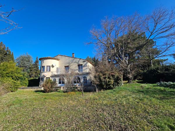 Lourmarin (84160) Lourmarin, belle propriété de plus de 210 m² à rénover avec Grand terrain de 1,3 hectares
