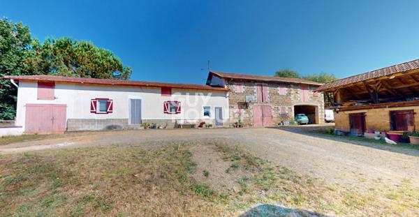 A VENDRE : Authentique corps de ferme avec dépendances et terrain de 4,9 ha