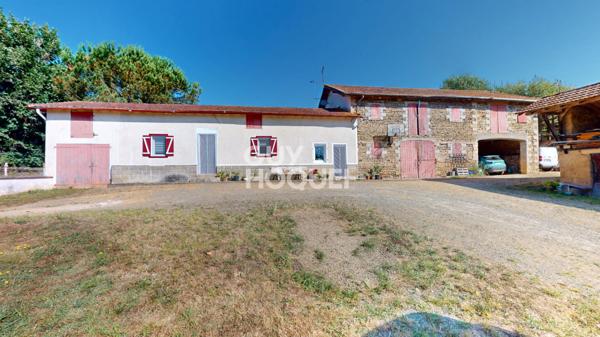 A VENDRE : Authentique corps de ferme avec dépendances et terrain de 4,9 ha