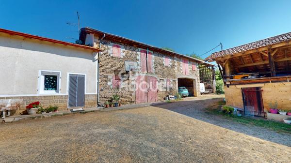 A VENDRE : Authentique corps de ferme avec dépendances et terrain de 4,9 ha