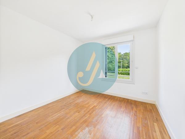 La Chapelle-d'Angillon (18380) Pavillon sur sous-sol 4 chambres avec grand terrain à La Chapelle d’Angillon - Parfait pour une famille ou inv