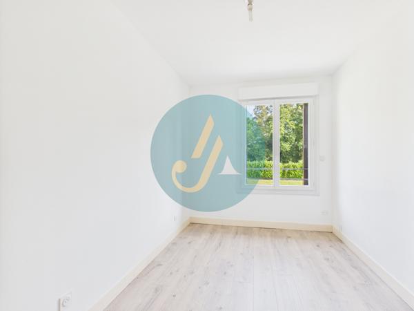 La Chapelle-d'Angillon (18380) Pavillon sur sous-sol 4 chambres avec grand terrain à La Chapelle d’Angillon - Parfait pour une famille ou inv