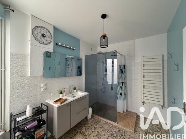 Maison à vendre 7 pièces 202 m² Neuville-de-Poitou