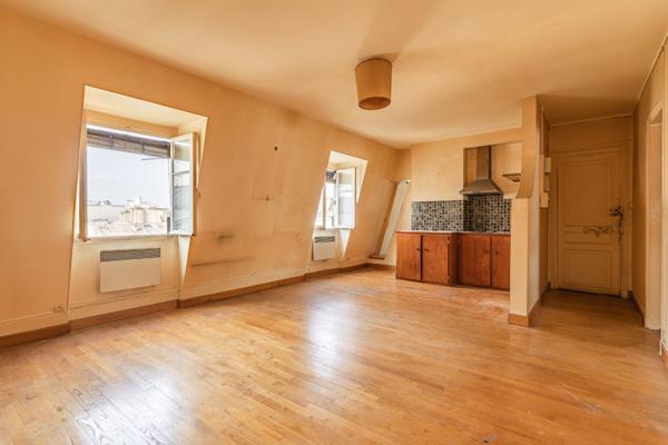 Secteur Place des Vosges - 3 pièces traversant - Dernier étage