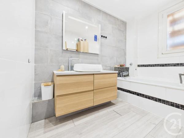 Appartement F3 à vendre  3 pièces - 72 m 2   LA VALETTE DU VAR  - 83