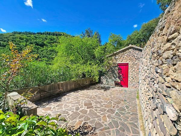 Une superbe maison en pierre entièrement rénovée, avec jardin et mazet aménagé, dans un environnement privilégié.