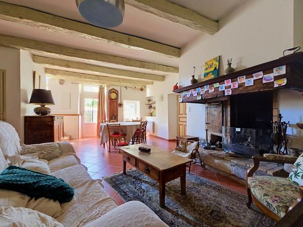 Une superbe maison en pierre entièrement rénovée, avec jardin et mazet aménagé, dans un environnement privilégié.