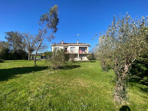 Maison des années 1970 à rafraichir  idéalement placée