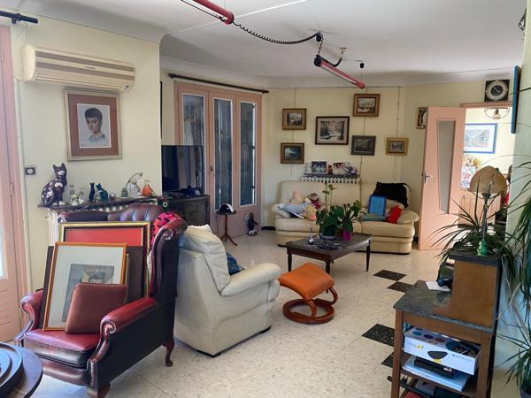 Maison des années 1970 à rafraichir  idéalement placée