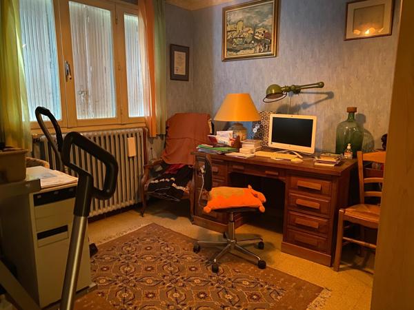 Maison des années 1970 à rafraichir  idéalement placée