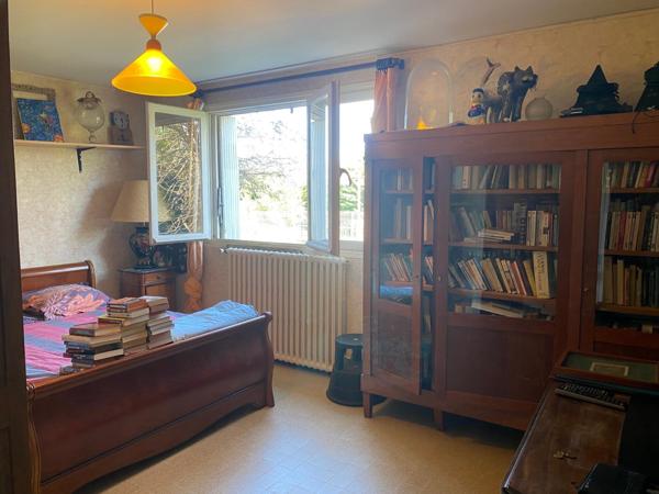 Maison des années 1970 à rafraichir  idéalement placée