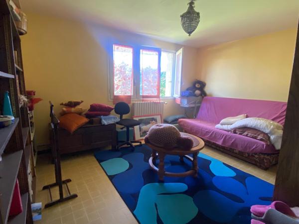 Maison des années 1970 à rafraichir  idéalement placée
