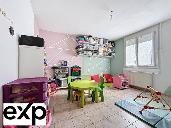 Espace, confort et tranquillité ! Découvrez cette maison familiale de 137,75 m² avec 5 chambres et grand terrain de 1 318 m². DPE C