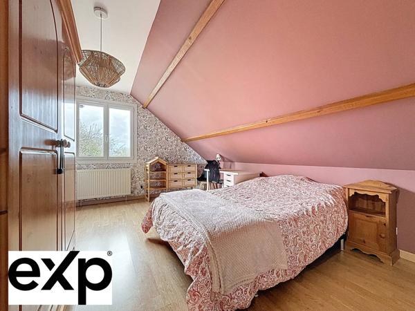 Espace, confort et tranquillité ! Découvrez cette maison familiale de 137,75 m² avec 5 chambres et grand terrain de 1 318 m². DPE C