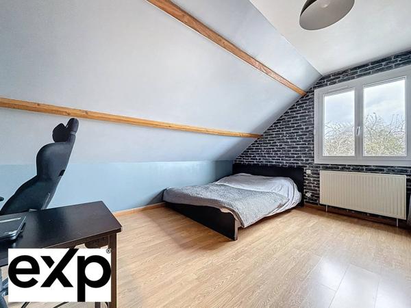 Espace, confort et tranquillité ! Découvrez cette maison familiale de 137,75 m² avec 5 chambres et grand terrain de 1 318 m². DPE C