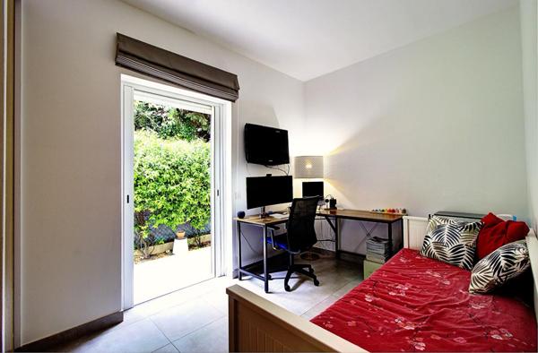 Co-Exclusivité - Mougins Saint-Basile - Appartement-villa 4 pièces de 106 m² avec accès direct à la piscine