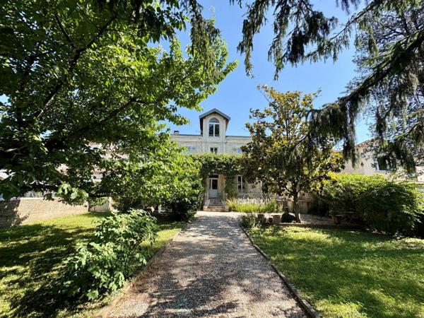 Maison de charme au coeur d'un jardin arboré
