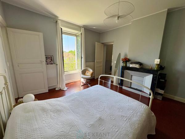 Maison de charme au coeur d'un jardin arboré