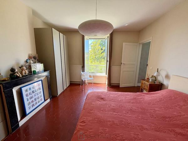 Maison de charme au coeur d'un jardin arboré