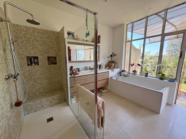 Maison de charme au coeur d'un jardin arboré