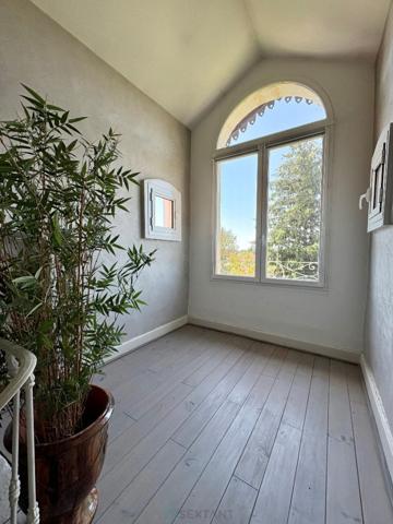 Maison de charme au coeur d'un jardin arboré