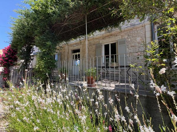 Maison de charme au coeur d'un jardin arboré