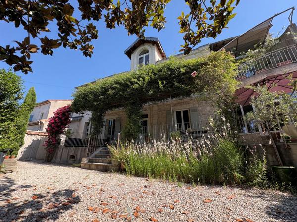 Maison de charme au coeur d'un jardin arboré