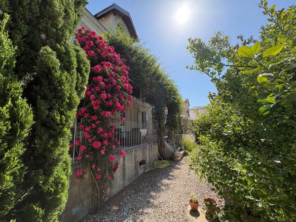 Maison de charme au coeur d'un jardin arboré