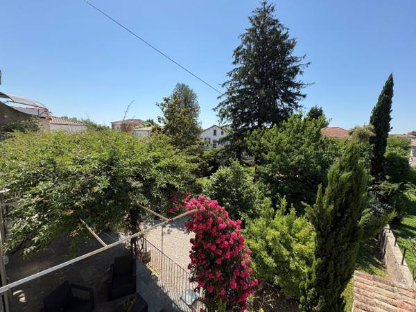 Maison de charme au coeur d'un jardin arboré