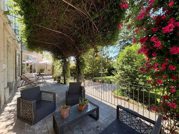 Maison de charme au coeur d'un jardin arboré