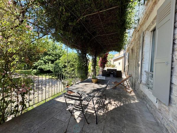 Maison de charme au coeur d'un jardin arboré