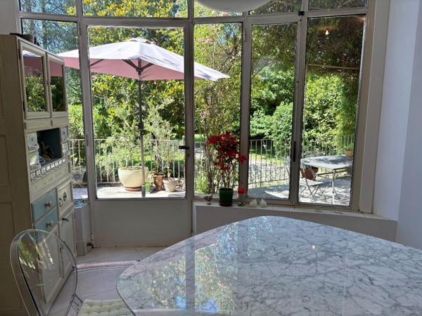 Maison de charme au coeur d'un jardin arboré