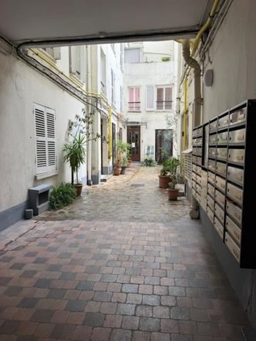 Studette au pied de la Place de la République