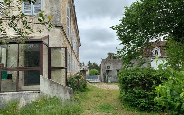 Immeuble à vendre    9 pièces • 411,75 m2 Genlis