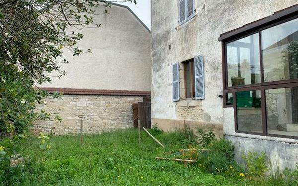 Immeuble à vendre    9 pièces • 411,75 m2 Genlis