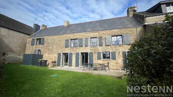 A VENDRE, dans le bourg de PLOEMEL, charmante longère rénovée entièrement avec local professionnel loué