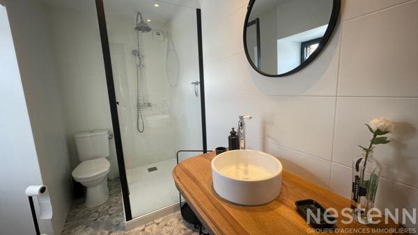 A VENDRE, dans le bourg de PLOEMEL, charmante longère rénovée entièrement avec local professionnel loué