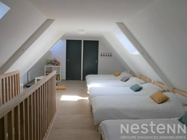 A VENDRE, dans le bourg de PLOEMEL, charmante longère rénovée entièrement avec local professionnel loué