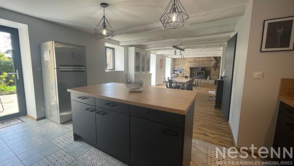 A VENDRE, dans le bourg de PLOEMEL, charmante longère rénovée entièrement avec local professionnel loué