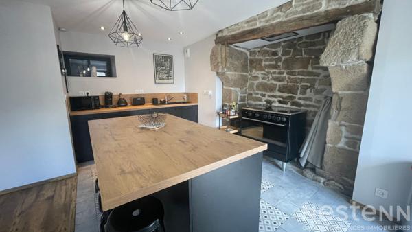 A VENDRE, dans le bourg de PLOEMEL, charmante longère rénovée entièrement avec local professionnel loué