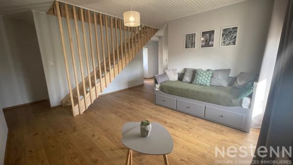 A VENDRE, dans le bourg de PLOEMEL, charmante longère rénovée entièrement avec local professionnel loué