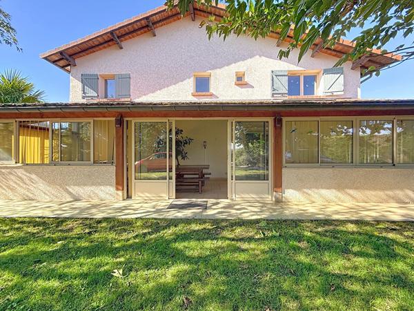 Maison familiale de 90m2, 2 chambres, idéalement située, école, commerces, gare , autoroute