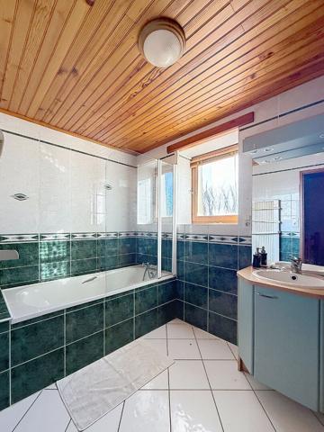 Maison familiale de 90m2, 2 chambres, idéalement située, école, commerces, gare , autoroute