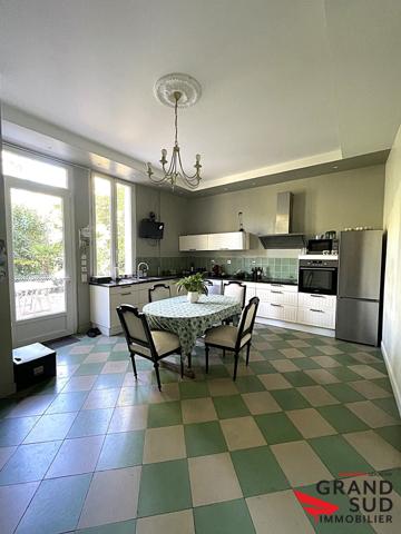 Maison de charme restaurée avec stationnements et garage sur 1310m² de parcelle