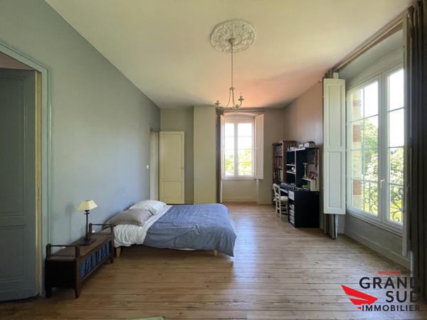Maison de charme restaurée avec stationnements et garage sur 1310m² de parcelle
