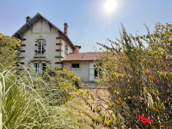 Maison de charme restaurée avec stationnements et garage sur 1310m² de parcelle