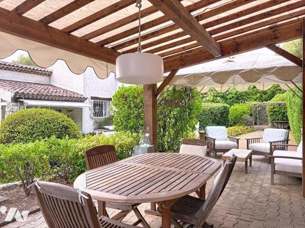 MAISON INDIVIDUELLE  150 M²  PISCINE  ESPACES EXTERIEURS STUDIO INDEPENDANT ET ABRIS DEUX VOITURES.