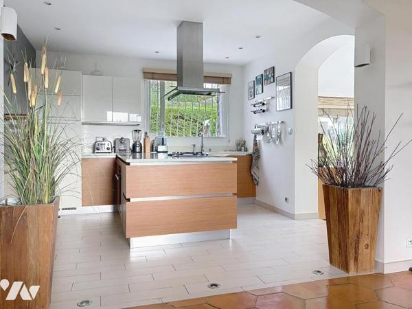 MAISON INDIVIDUELLE  150 M²  PISCINE  ESPACES EXTERIEURS STUDIO INDEPENDANT ET ABRIS DEUX VOITURES.