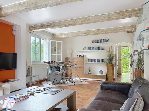 MAISON INDIVIDUELLE  150 M²  PISCINE  ESPACES EXTERIEURS STUDIO INDEPENDANT ET ABRIS DEUX VOITURES.