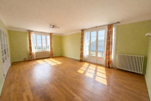 Jolie maison sur sous sol avec cabinet médical indépendant à Jouet sur l'Aubois